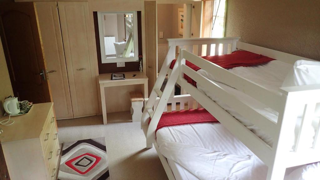 巴尔马哈Arrochoile的一间卧室配有两张双层床和镜子