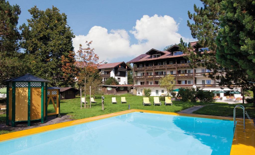 奥伯斯特多夫Hotel garni Kappeler-Haus的酒店前方的大型游泳池