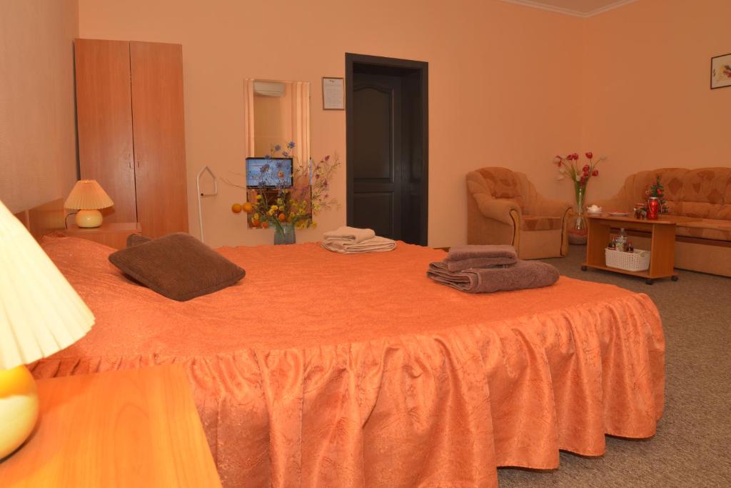 日托米尔Отель "Экспресс"的一间卧室配有橙色床和毛巾