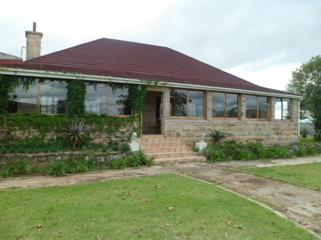 NongomaThokazi Royal Lodge的红屋顶砖屋