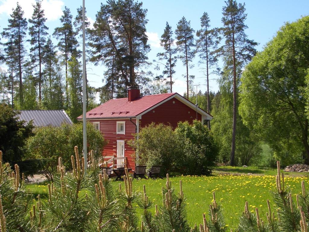 YlivalliKalliomajat的红色的房子,在田野上有一个红色屋顶