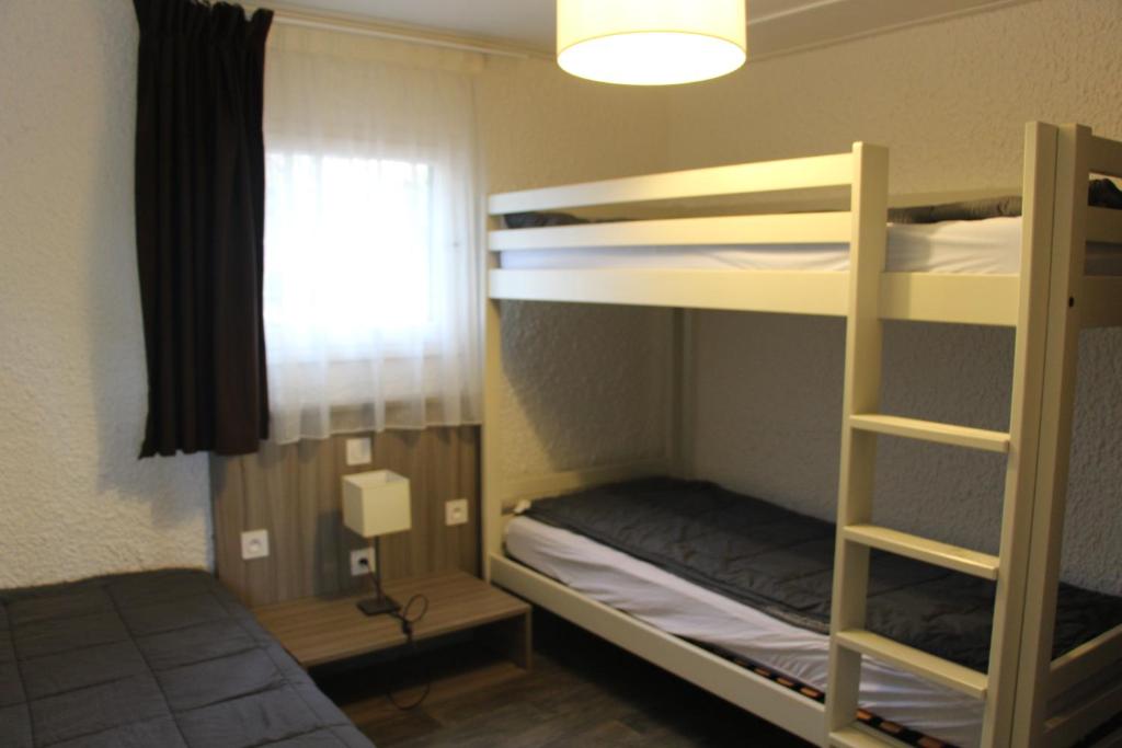 雷日卡普费雷VVF Lège Cap Ferret的客房设有两张双层床和一扇窗户。