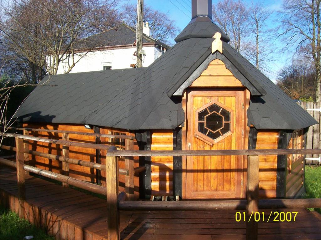 威廉堡The Hobbit House的一座大型木狗屋,屋顶黑