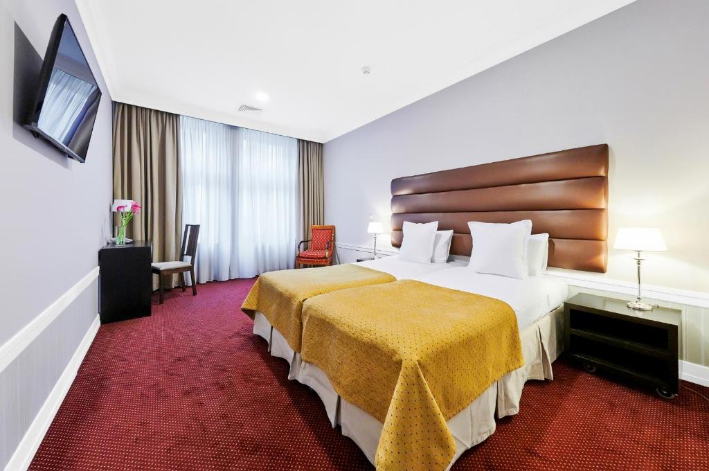 布拉格精品酒店的酒店客房设有一张大床和一台电视。