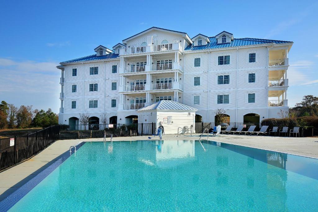 EdentonWaterside Resort by Capital Vacations的一座大型白色建筑,设有大型游泳池