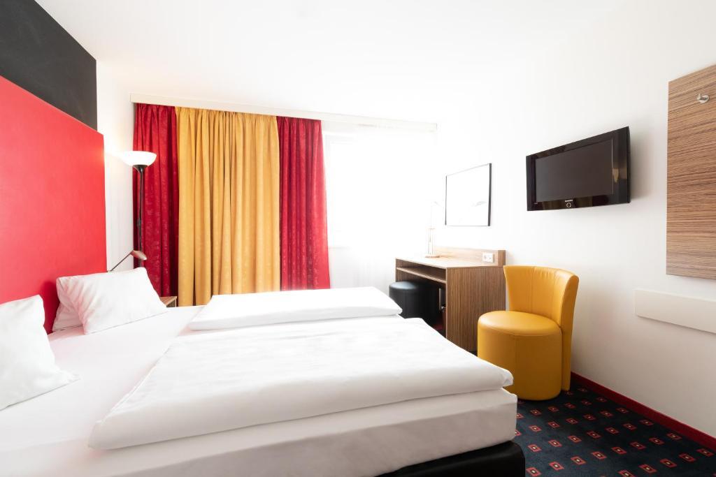 维也纳维也纳参议员酒店的酒店客房配有两张床和一张书桌