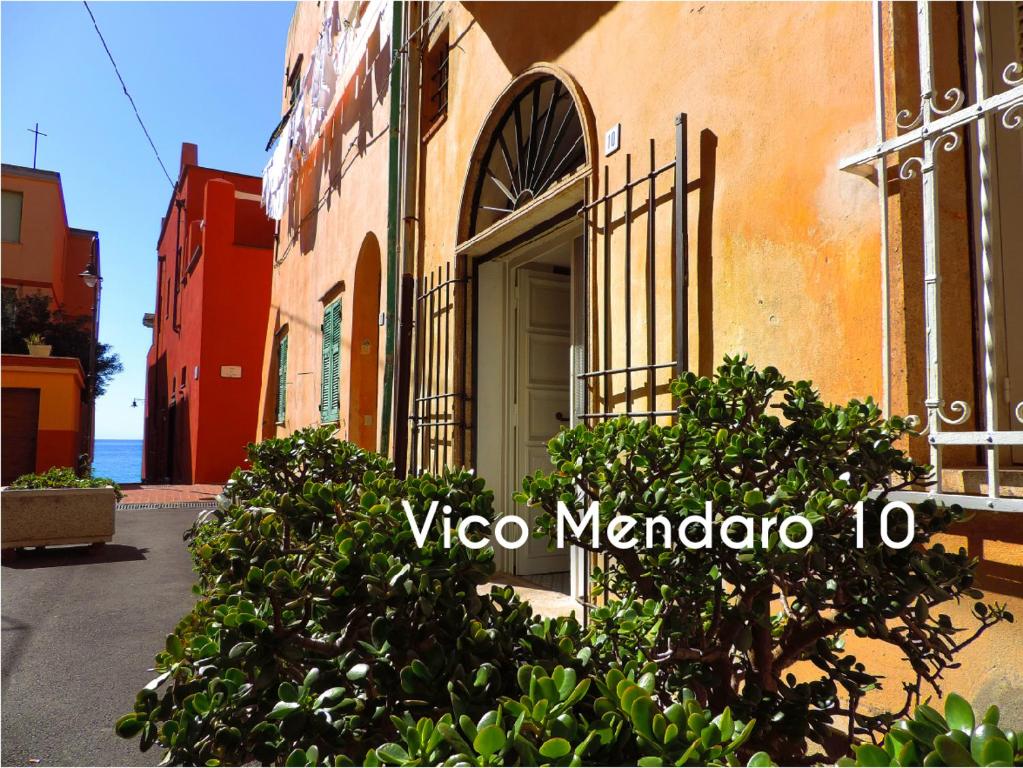 瓦里格提Le Casasse "Vico Mendaro 10"的前面有门和灌木的建筑