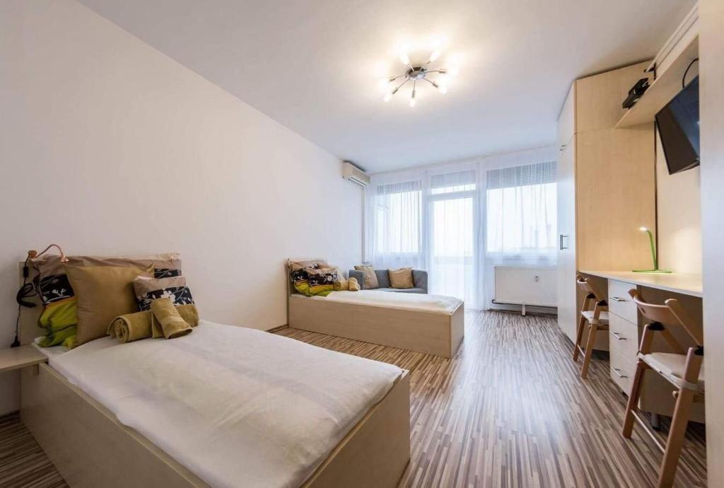 布达佩斯Central Home- Pesterzsébet的一间卧室配有一张床和一个沙发