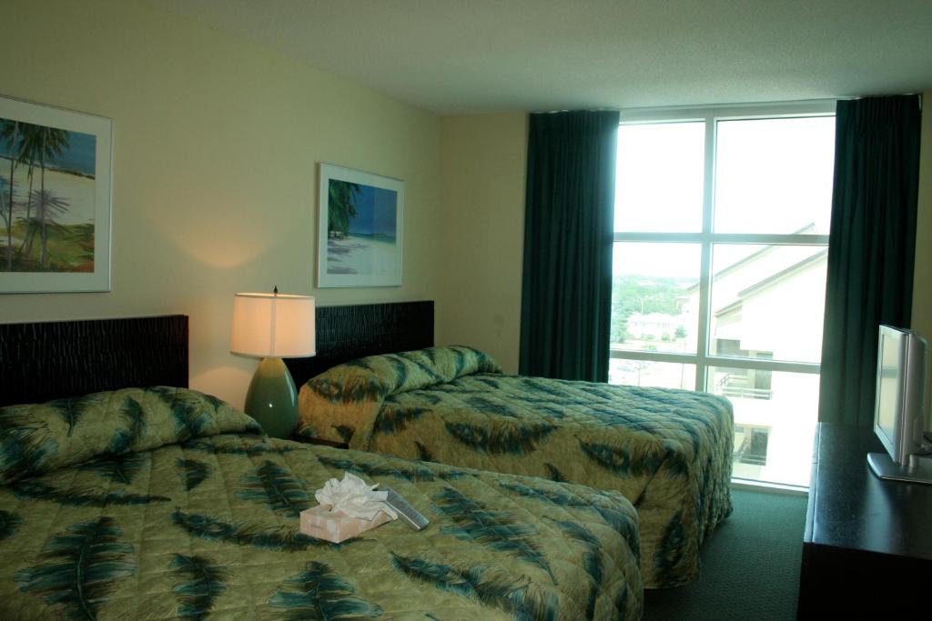 默特尔比奇Seaside Resort by Capital Vacations的酒店客房设有两张床和窗户。