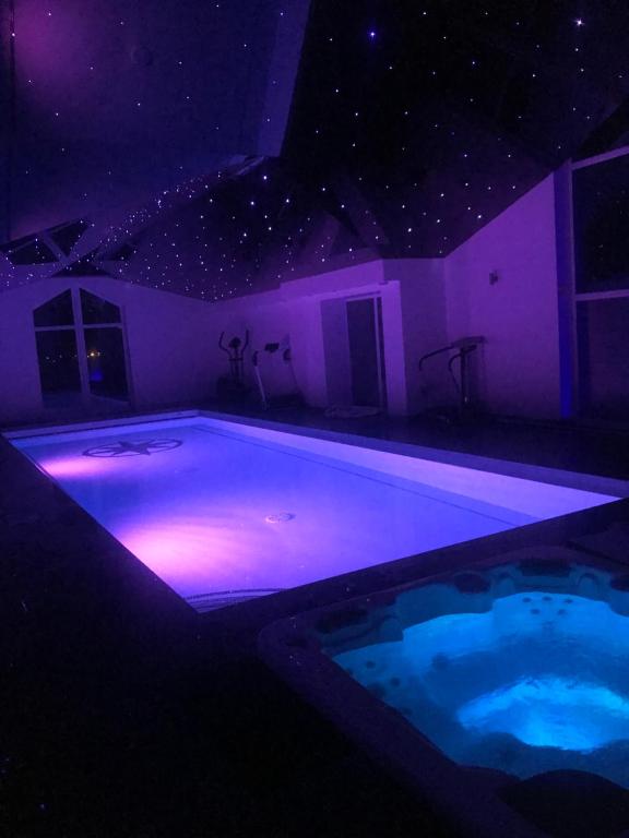 彼得黑德Browns的室内的紫色灯光游泳池