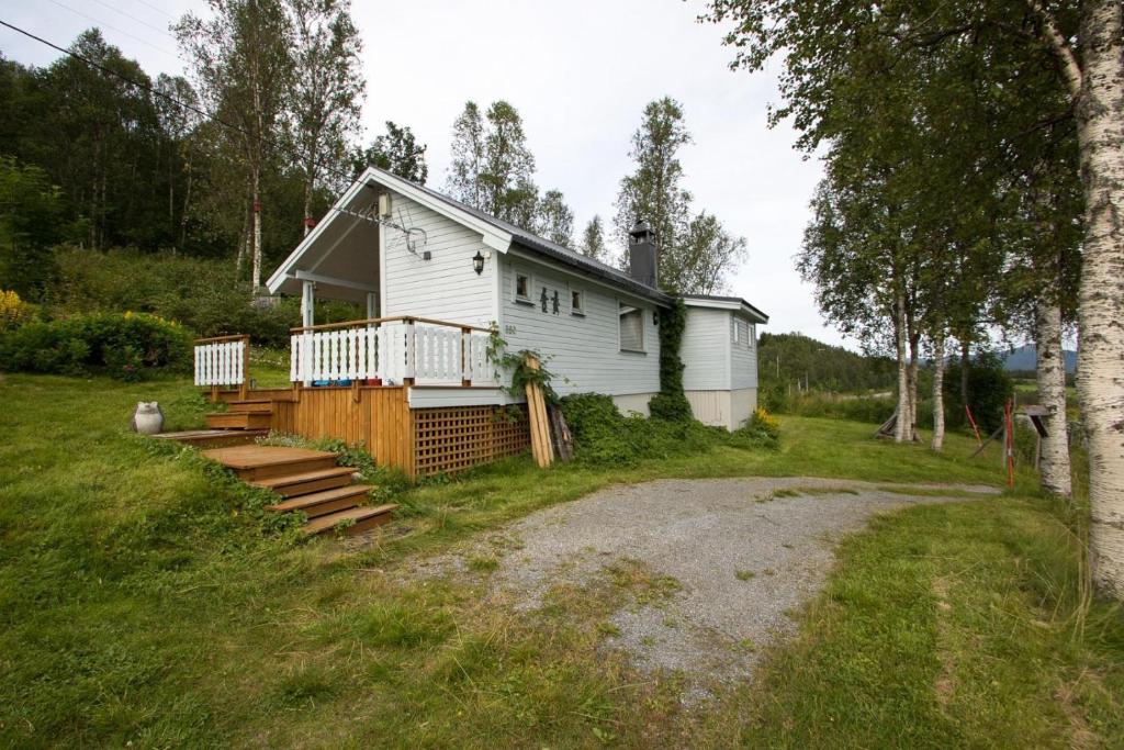 芬斯内斯Midt Troms Perle的白色的房子,设有门廊和楼梯