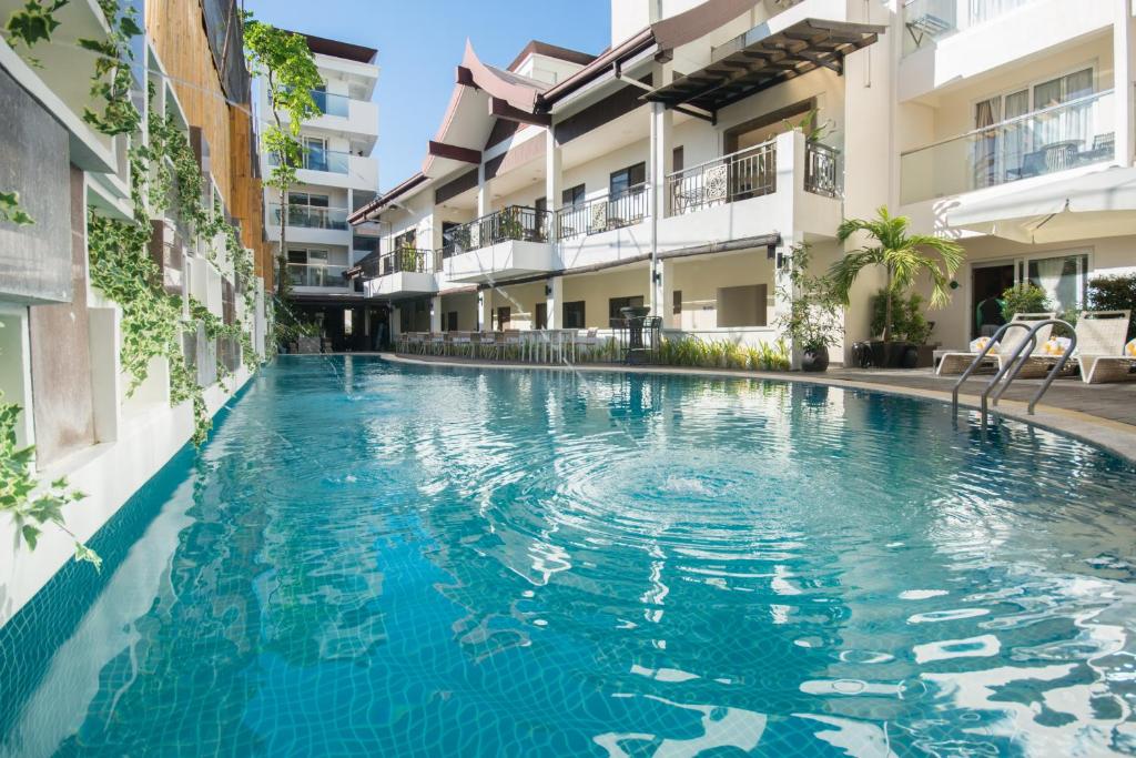 长滩岛长滩岛天堂度假酒店的一座建筑物中央的游泳池