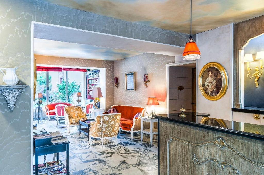 万塞讷Best Western Saint-Louis - Grand Paris - Vincennes的一间带酒吧和椅子的客厅