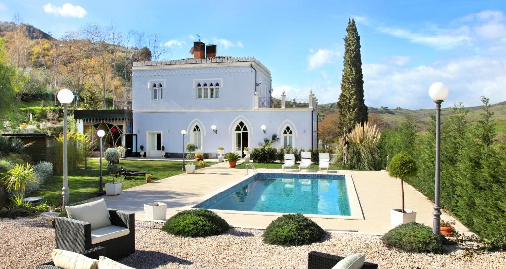 弗兰卡维拉迪西奇利亚Relais La Placa的一座房子前面设有游泳池