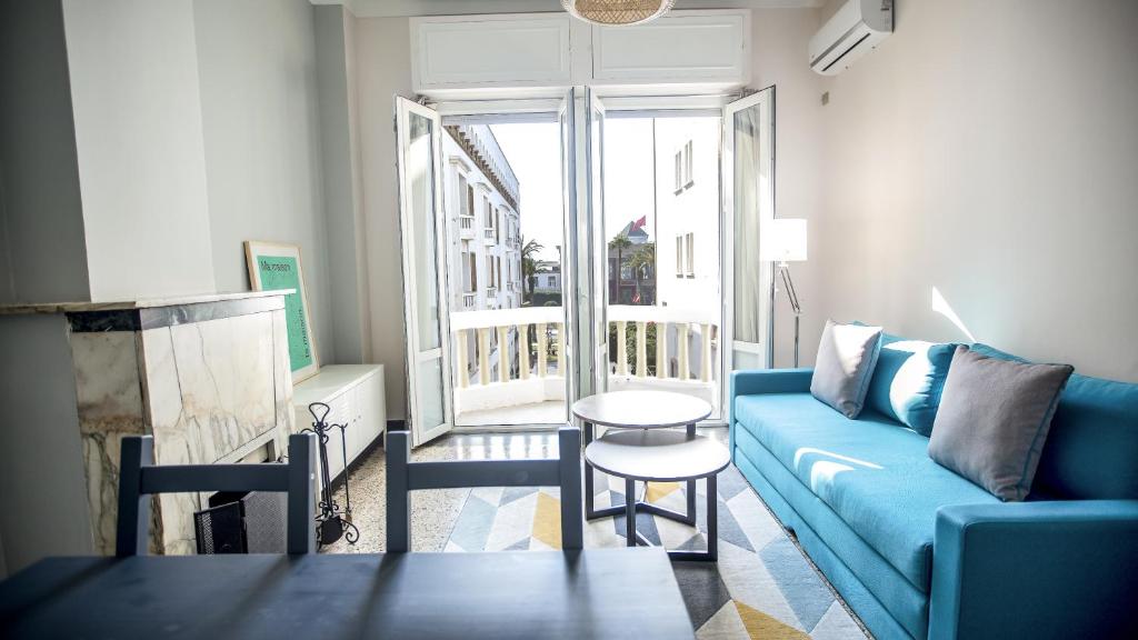 拉巴特Suite Balima XI的客厅配有蓝色的沙发和桌子