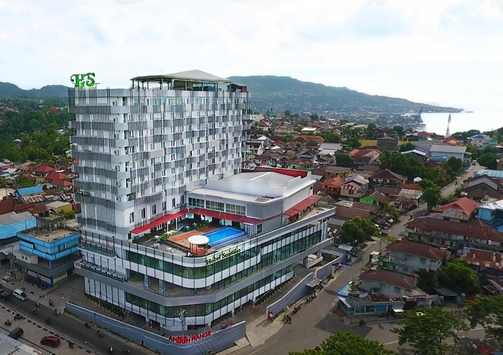 安汶Hotel Santika Premiere Ambon的一座城市中白色的大建筑