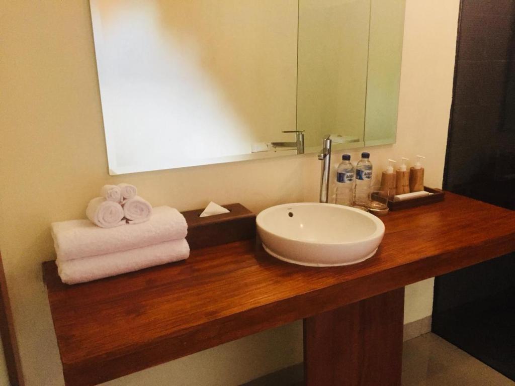 珀尼达岛The Tinsi的浴室的柜台设有水槽和镜子