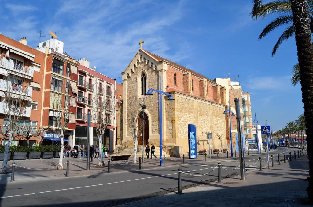 塔拉戈纳Tarragona Ciudad, El Serrallo AP-1的街道边有十字架的教堂