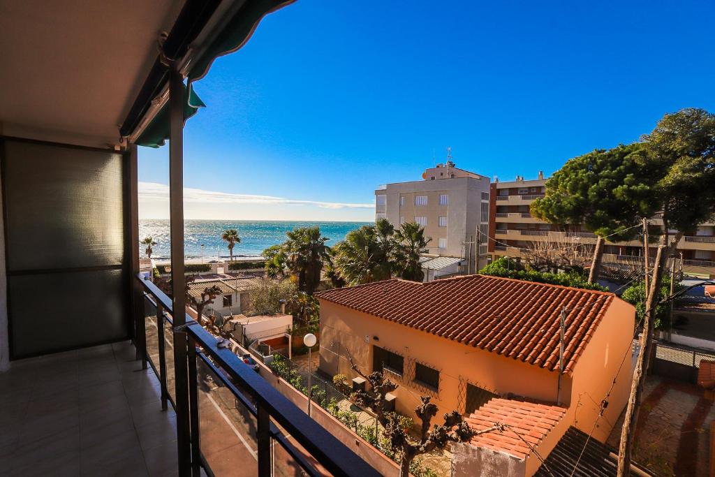 坎布里尔斯DIFFERENTFLATS Costa d' Or II的大楼的阳台享有海景。
