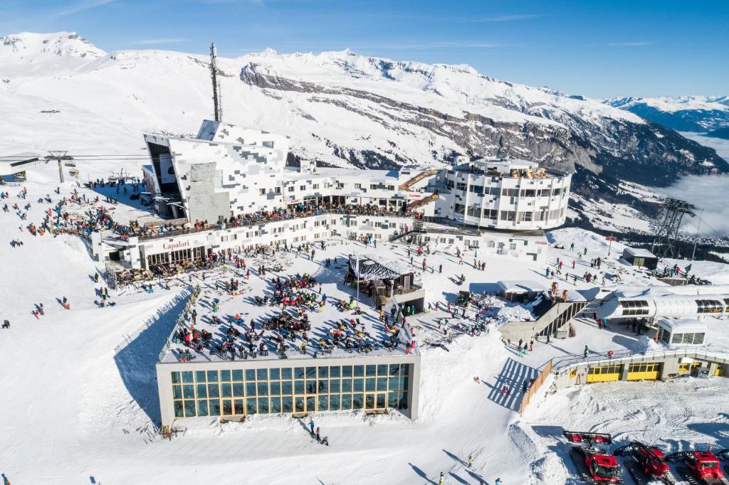 莱克斯GALAAXY Mountain Hostel的雪地中滑雪胜地的空中景观