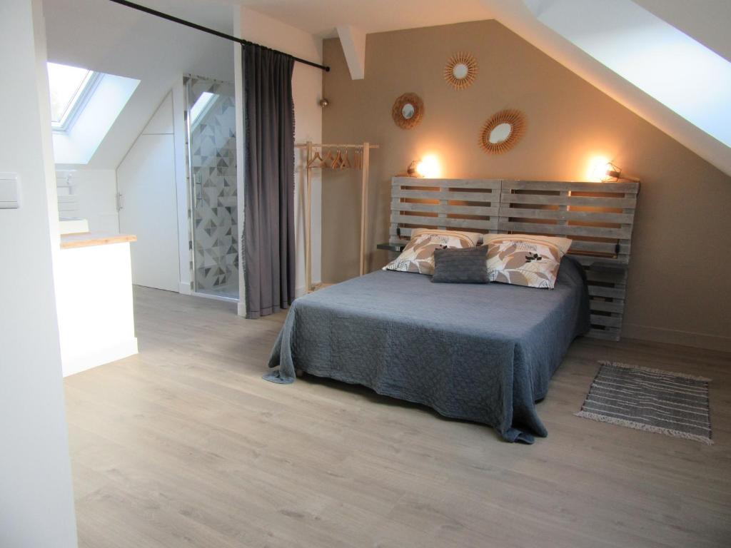 维讷伊Les Bordes的一间卧室配有一张带木制床头板的床