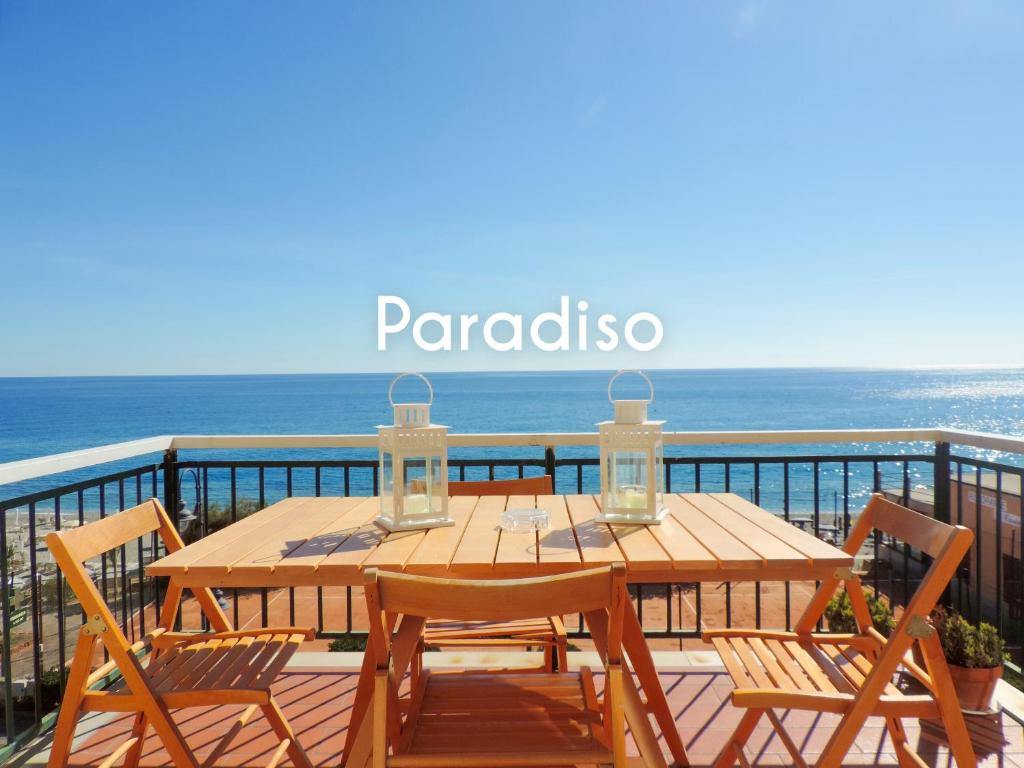 瓦里格提Le Casasse "Paradiso"的阳台上的木桌和椅子