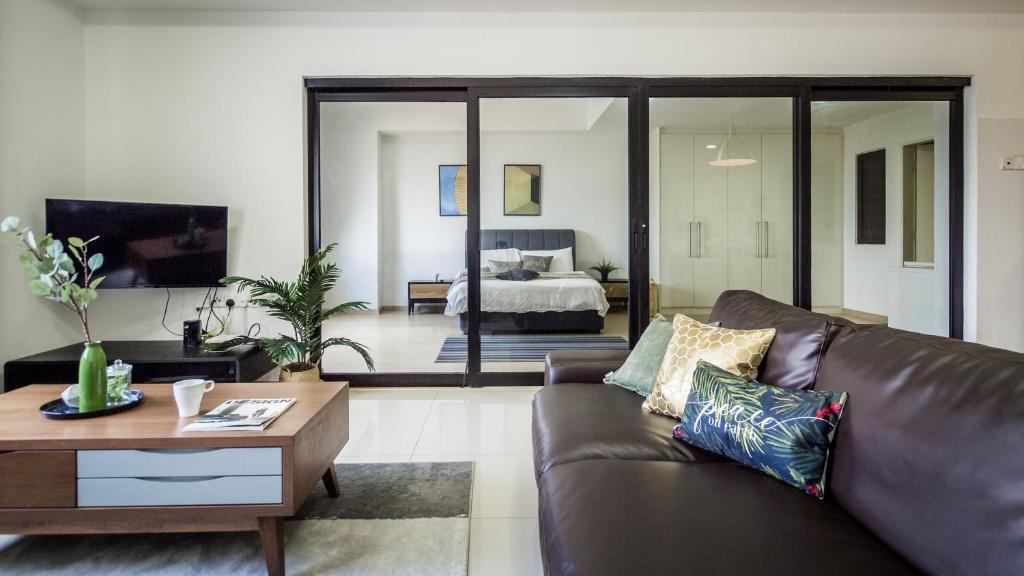 科塔达曼萨拉Encorp Strand Residences by Airhost的带沙发和咖啡桌的客厅