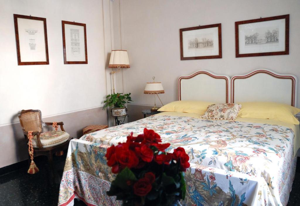 热那亚Bed and Breakfast Flowers的一间卧室,床上有红色玫瑰
