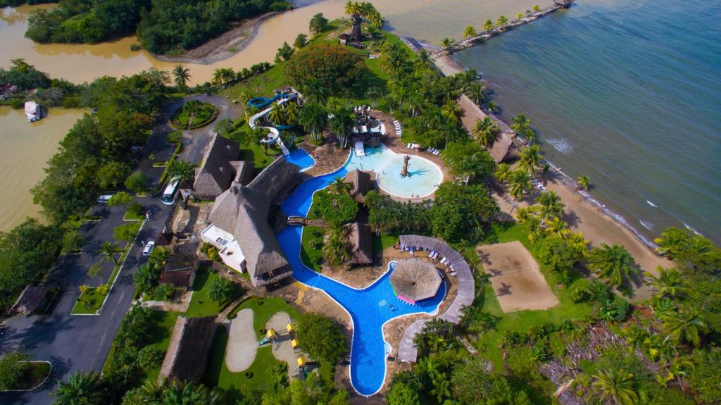 巴里奥斯港Amatique Bay Hotel的水面上岛屿的空中景观