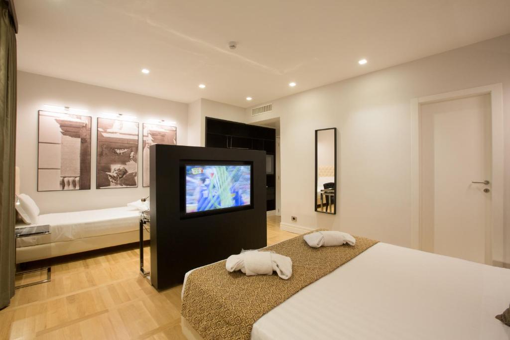 罗马弗洛里斯酒店的一间卧室配有一张带两个枕头的床