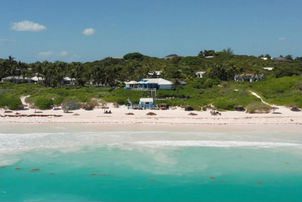 哈勃岛粉红沙滩度假酒店的享有海滩和大海的空中景致