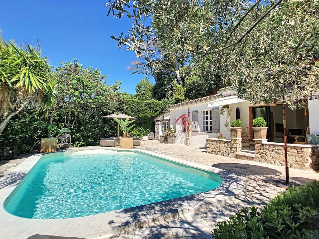 戛纳Villa Riviera的一座房子的院子内的游泳池