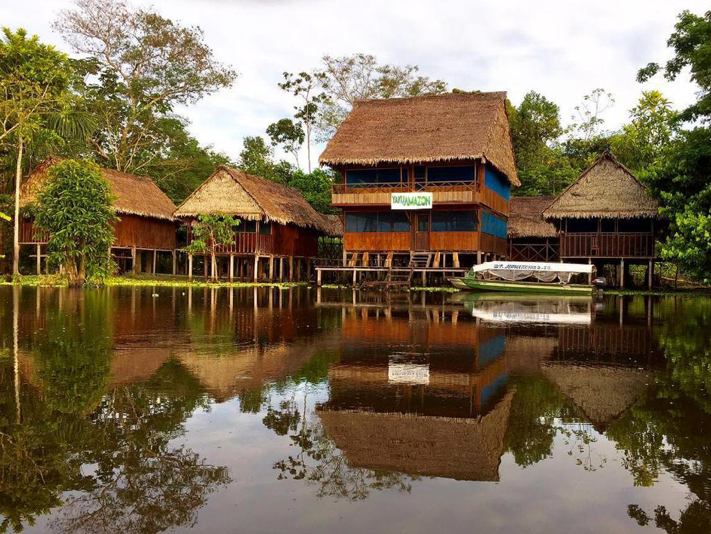 ParaísoYaku Amazon Lodge & Expeditions的一群靠近水体的建筑物