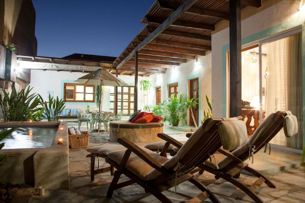 拉巴斯Casa Abuelita: An exquisite, historic La Paz home的一个带两把椅子的庭院和一个游泳池