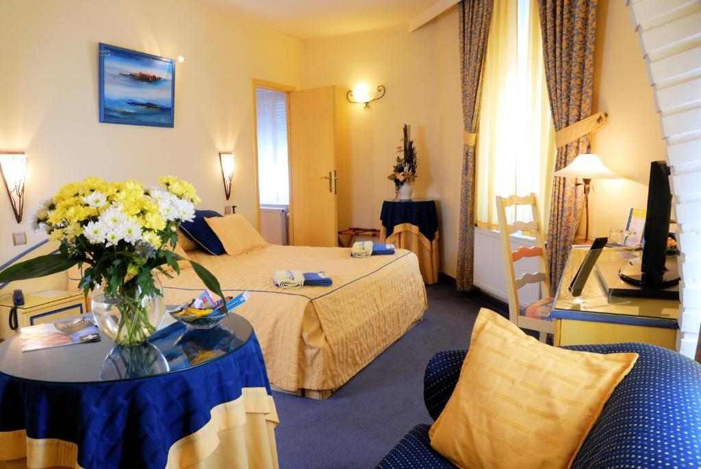日韦瑞福莱斯约恩酒店的一间酒店客房,配有一张床和一张桌子上的花瓶