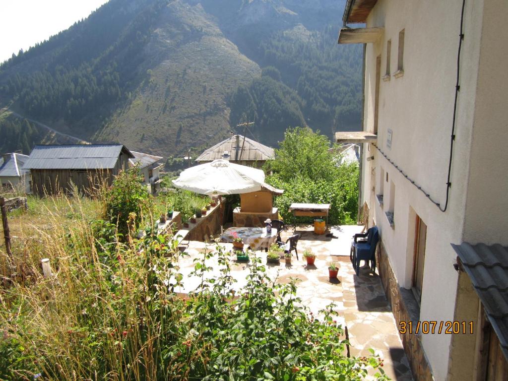 特里格拉德克里斯塔尔旅馆的从带雨伞的建筑中欣赏到山景