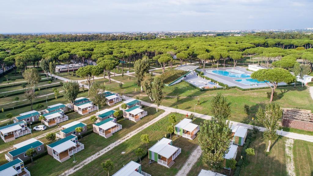 丽都迪奥斯蒂亚Camping Village Roma Capitol的享有带游泳池的度假村的空中景致