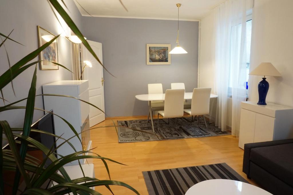 美因茨MA-LIVING Villa Elenor的客厅配有桌子和白色椅子