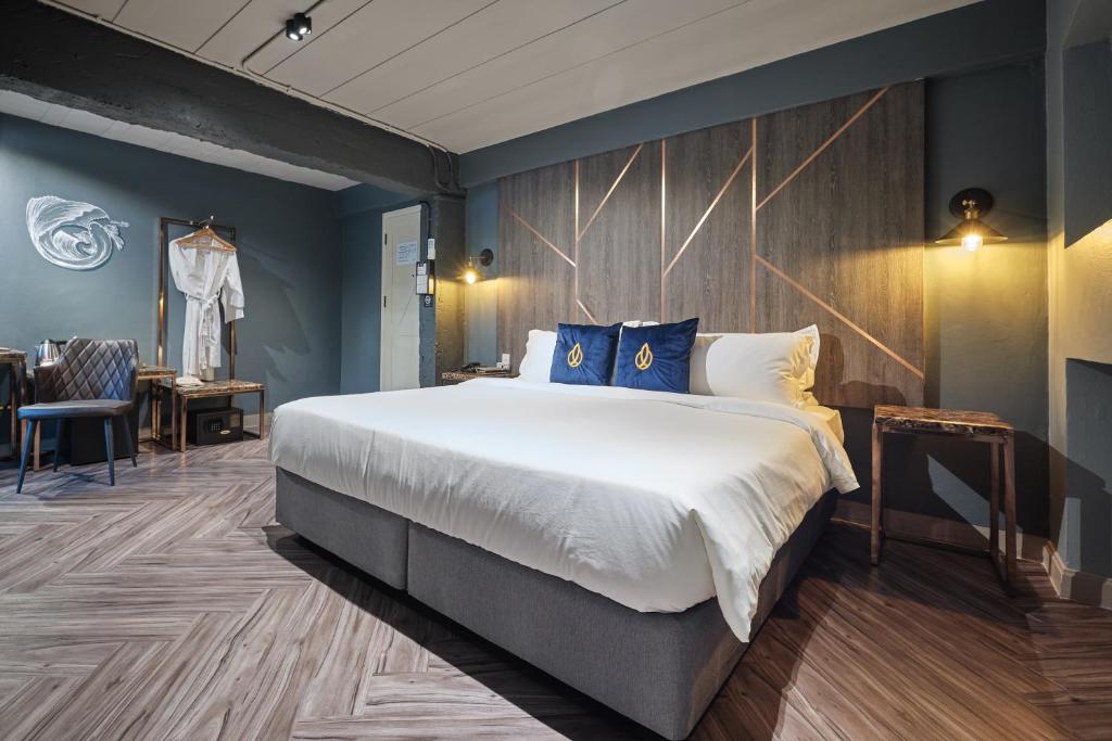曼谷Ratchada Boutique Hotel的一间卧室配有一张带蓝色墙壁的大床