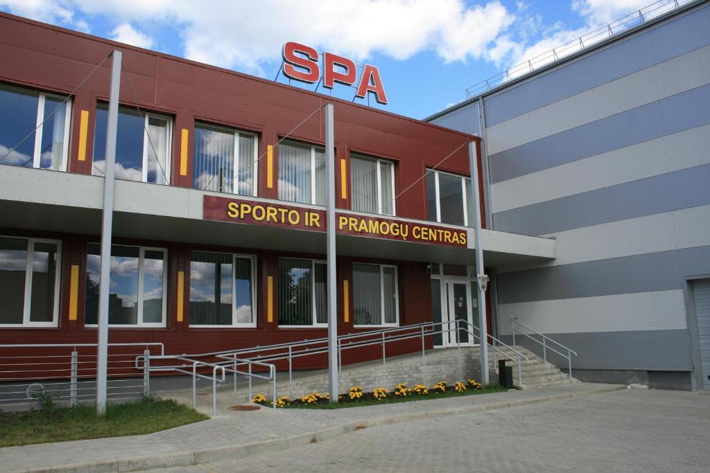 伊格纳利纳Ignalinos sporto ir pramogų centras的红色的建筑,上面有萨拉标志