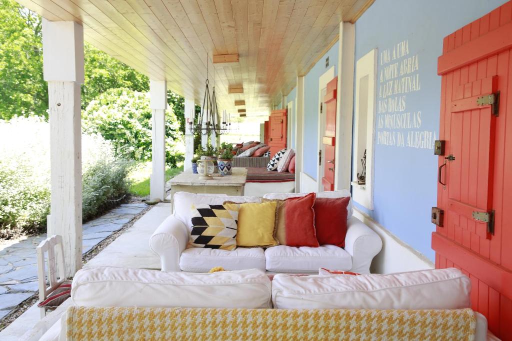 塞卡尔荷达德马迪哈乡村别墅＆餐厅的天井上设有1个带白色沙发的门廊