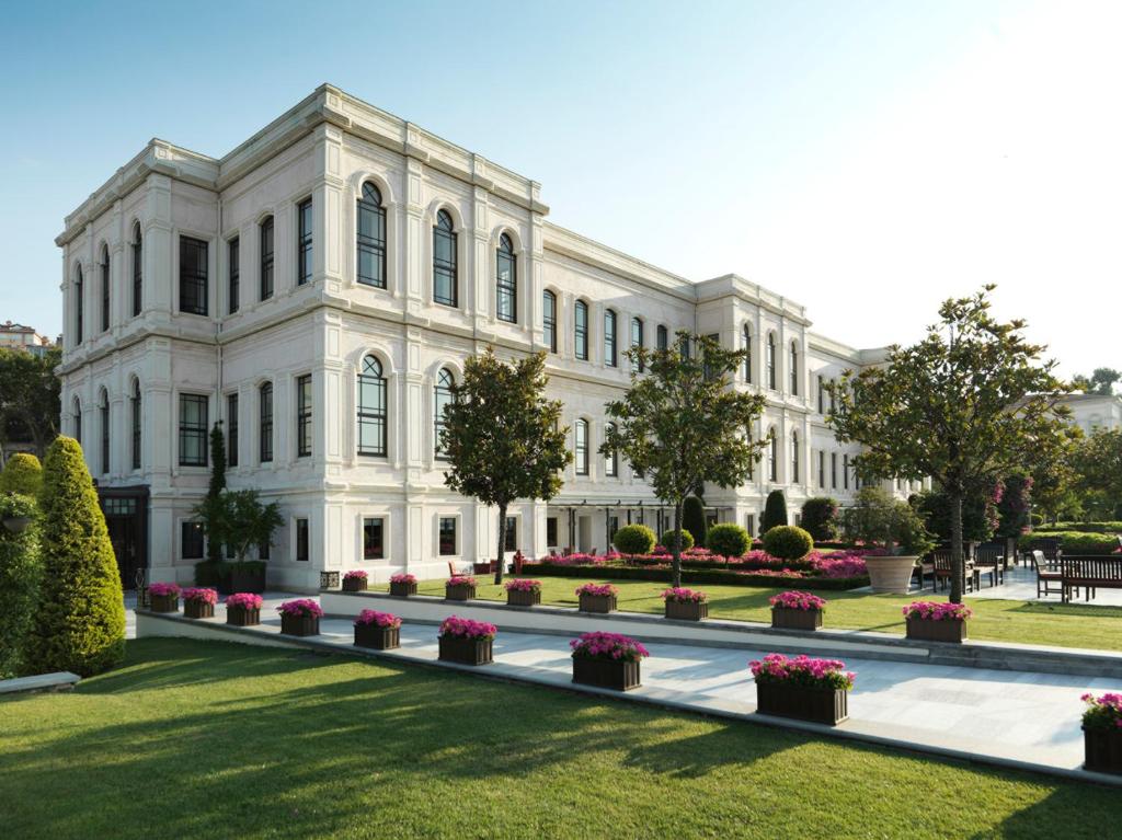 伊斯坦布尔伊斯坦布尔博斯普鲁斯海峡四季酒店的前面有鲜花的白色建筑