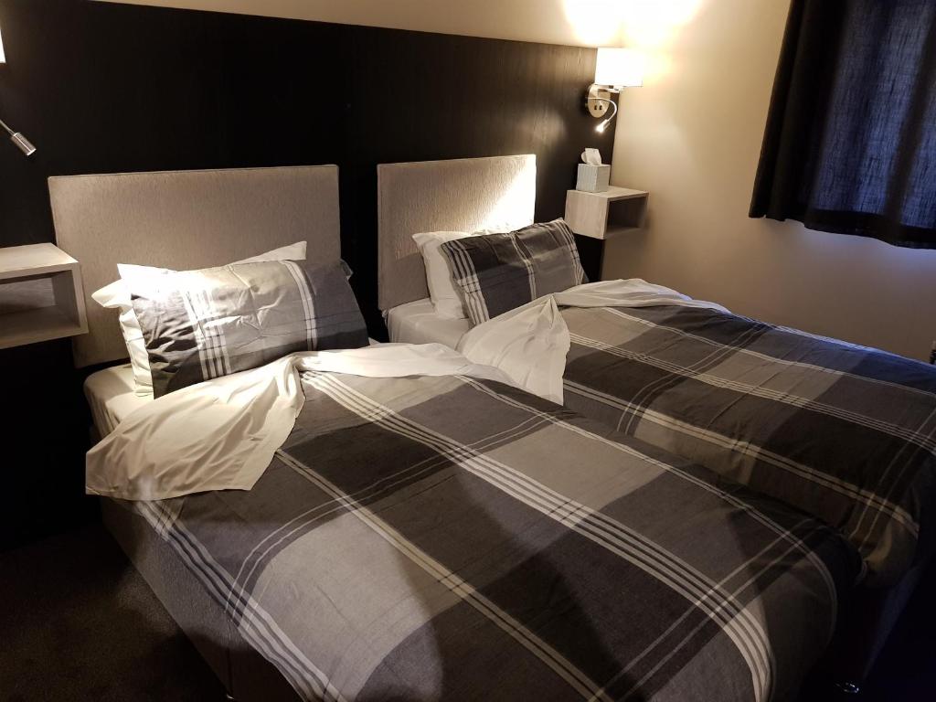 牛津The Old Black Horse Inn的一间卧室配有一张带黑白色棉被的床