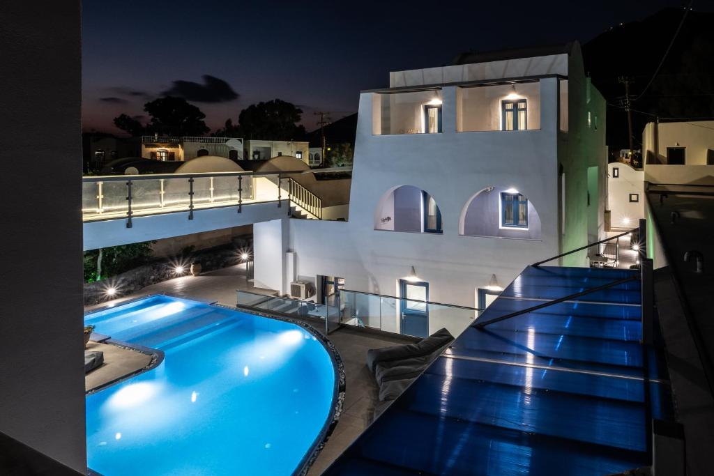 佩里萨特里斯舍尼亚公寓式酒店的夜间带游泳池的别墅