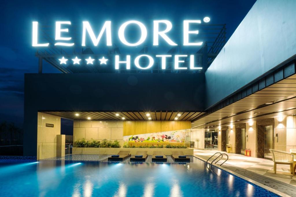 芽庄LeMore Hotel Nha Trang的带有更多酒店阅读标志的酒店游泳池