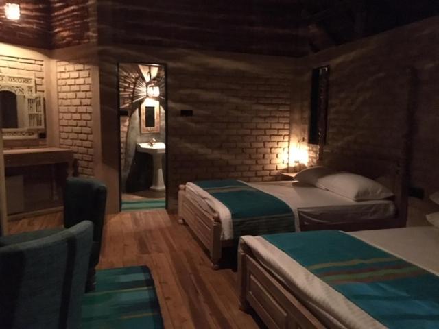 阿维瑟韦勒Rambas Reserve的酒店客房带两张床和一间浴室
