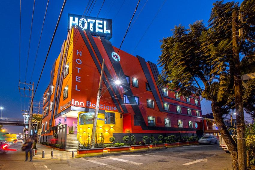 墨西哥城HOTEL ZARAGOZA INN BOUTIQUE的夜宿在城市街道上的酒店
