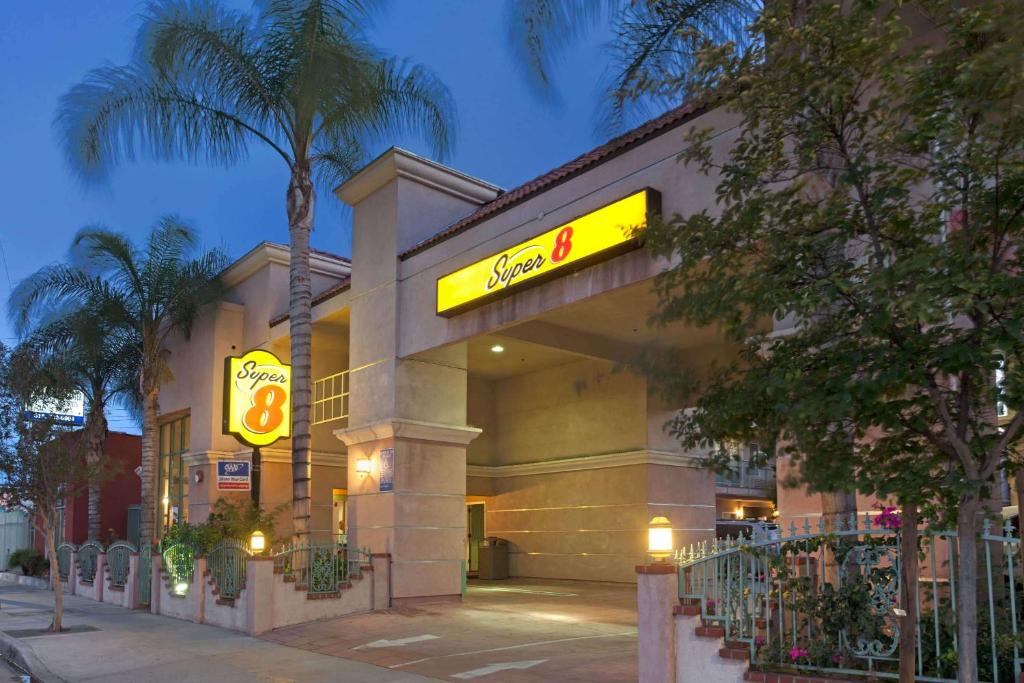北好莱坞北好莱坞速8酒店的一间拥有标志和棕榈树的mcdonald餐厅