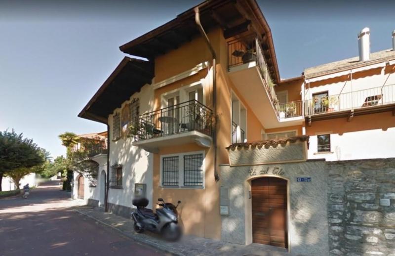 米努西奥Appartamento Ca dal Tilo的停在大楼前的摩托车