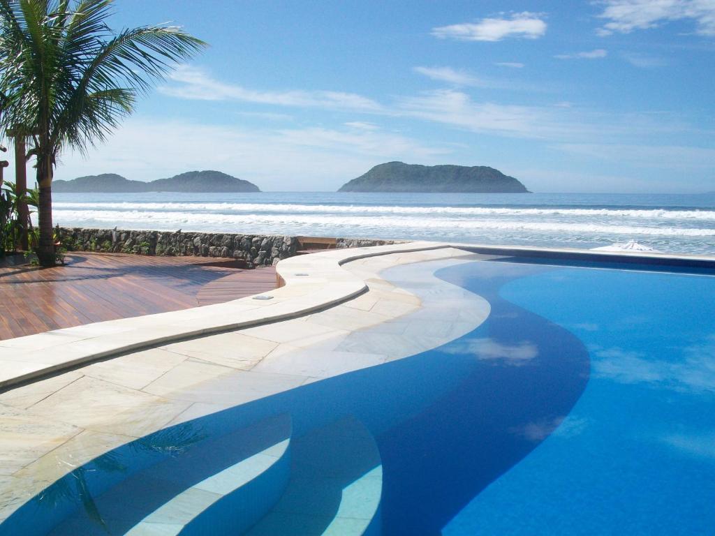朱奎菊济溪菈佩之酒店的毗邻海滩的游泳池